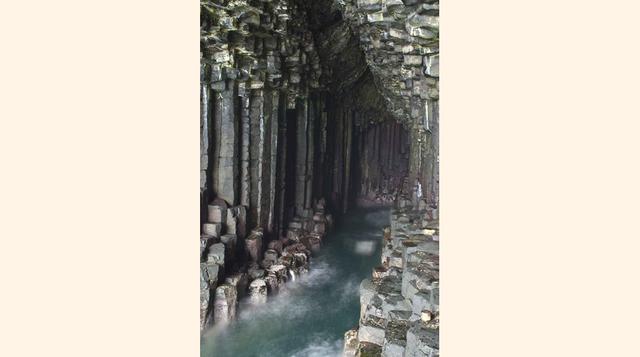 Gruta de Fingal (Escocia, Reino Unido). Esta cueva está compuesta por columnatas basálticas formadas por el enfriamiento de la lava al llegar al nivel donde ahora se encuentra el mar.