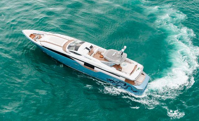 FOTO 8 | 3. Flying Dragon. Flying Dragon tiene una amplia terraza de 93 metros cuadrados [1.000 ft²], siendo una de las más grandes para un barco privado de ese tamaño.

El chef a bordo le ofrece a los huéspedes los alimentos más frescos, que puedes disfrutar desde el comedor con espacio para 12 personas.
Las cómodas sillas acolchadas son perfectas para leer o tomar una bebida.
Flying Dragon es un yate de lujo de 44.8 metros construido por Admiral – The Italian Sea Group y entregado en 2014.
Esta embarcación fue diseñada por Luca Dini con el Almirante Centro Stile desarrollando la arquitectura naval, y el diseño interior fue creado por Dobroserdov Design. (Foto: Boat International)