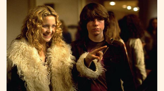 Casi famosos (2000). Muestra la historia de William, un reportero adolescente que consigue su sueño de trabajar para la revista Rolling Stone y que gracias a la publicación seguirá la gira del grupo Stillwater por todo Norteamérica, lo que también le dará