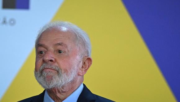 El presidente de Brasil, Luiz Inácio Lula da Silva, participa en una ceremonia de firma de contratos de concesión de carreteras, hoy, en el Palacio de Planalto en Brasilia (Brasil). EFE/ Andre Borges