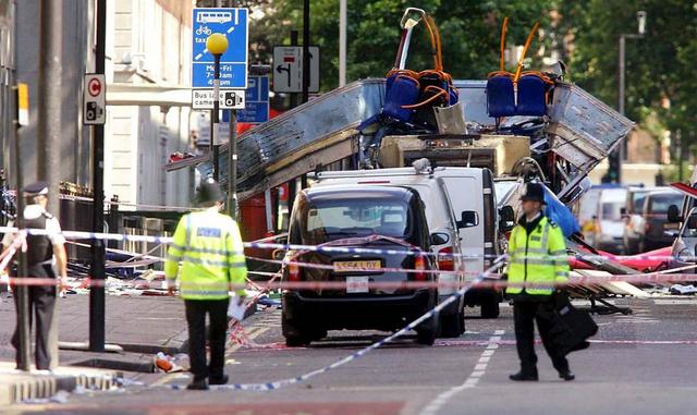 1) 2005: ataque contra transportes londinenses: El 7 de julio, cuatro atentados suicidas coordinados a la misma hora en momentos de gran afluencia en tres ramas del metro y un autobús londinense provocaron 56 muertos, entre ellos los cuatro kamikazes, y u