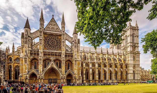 FOTO 14 | ABADÍA DE WESTMINSTER – INGLATERRA. La catedral de estilo gótico es una de las más icónicas de Inglaterra. Fue construída en el siglo XI y reformada entre los siglos XIII y XIV. Los reyes de Inglaterra han sido consagrados en este lugar, que se 