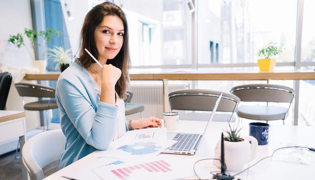 FOTO 10 | 10.  Analiza si el home-office es para ti y pide feedback a tu superior o clientes.
El home-office no es ni para todas las tareas, ni para todas las personas. Hay funciones presenciales que no pueden hacerse a distancia; y hay gente que, por su personalidad, estilo y necesidad de socialización con otros, sí o sí requieren del trabajo presencial. Este es un análisis profundo, personal e interior que sugiero que hagas antes de adoptar el trabajo remoto. (Foto: Freepik)