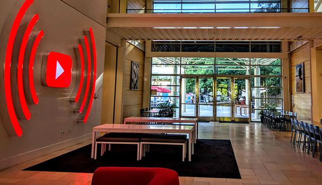 FOTO 9 | 9. YouTube – California.

YouTube es una compañía realmente interesante porque fue vendida en menos de dos años por la exorbitante suma de 1,65 billones de dólares, a pesar de que su capacidad para generar dinero parece estar bastante por debajo de ese monto. Eso no fue obstáculo para que Google invirtiera en grandes y costosas oficinas, las cuales ya se han convertido prácticamente en una señal de identidad del grupo.

Grandes espacios abiertos y diferentes ventajas para los empleados son los dos aspectos que dominan este complejo de oficinas: los trabajadores pueden relajarse jugando mini golf, pueden transportarse entre los edificios usando Segways, pueden comer, jugar, nadar y ejercitarse en el gimnasio, por nombrar sólo algunas de las actividades disponibles. (Foto: viralismo)