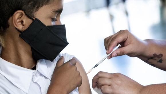 El vencimiento de vacunas COVID-19 es responsabilidad de la nueva gestión, que empezó a cargo del exministro Hernán Condori y que actualmente está liderada por el ministro Jorge López, dijo el exministro de Salud (Minsa), Hernando Cevallos. (Foto: AFP)