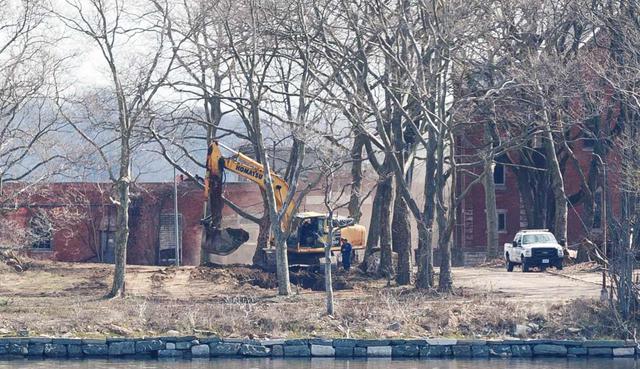 En Nueva York existe la preocupación constante de que el sistema de atención médica y las morgues se inunden con pacientes de COVID-19. (EFE/EPA/JUSTIN LANE).