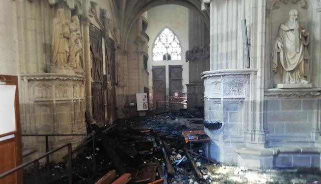 Imagen muestra los restos del órgano quemado después de caer desde el primer piso durante un incendio dentro de la catedral de San Pedro y San Pablo en Nantes, oeste de Francia. (AFP / Fanny ANDRE).