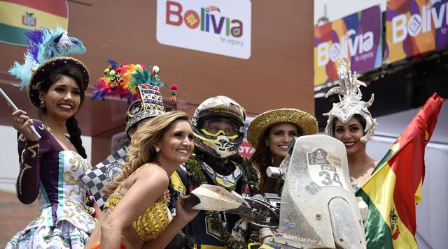 El piloto de los Países Bajos, Robert JR Van Pelt, posa en el podio al concluir la etapa 5 del Rally Dakar 2016 entre Jujuy en Argentina y Uyuni, Bolivia. (Foto: AFP)