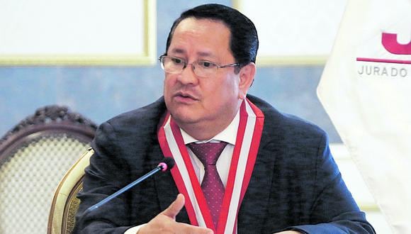 Luis Arce Córdova declinó a su cargo como miembro del JNE. Fue suspendido del cargo y en su lugar juramentó Víctor Rodríguez Monteza. (Foto: JNE)