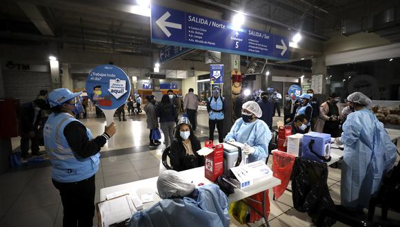 Brigadas de salud vacunarán hoy, jueves 31 de marzo, en estaciones del Metro de Lima y del Metropolitano. Foto: Britanie Arroyo / @photo.gec