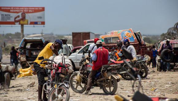Un motociclista amarra un paquete a su moto cerca de Sonapi, el principal parque industrial del país, en Puerto Príncipe (Haití). EFE/ Mentor David Lorens