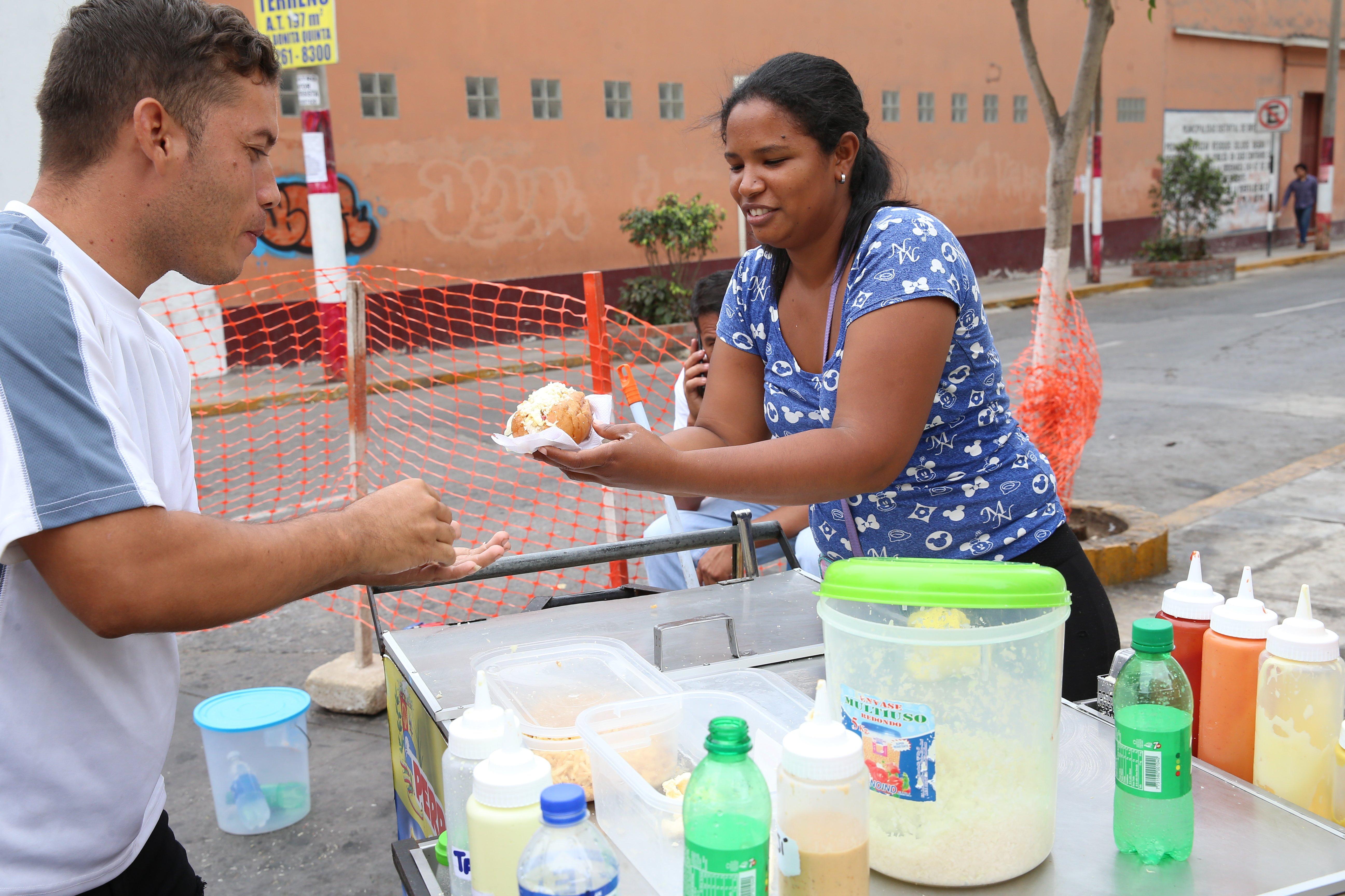 Muchos venezolanos en el Perú trabajan de manera informal. (Foto: GEC)