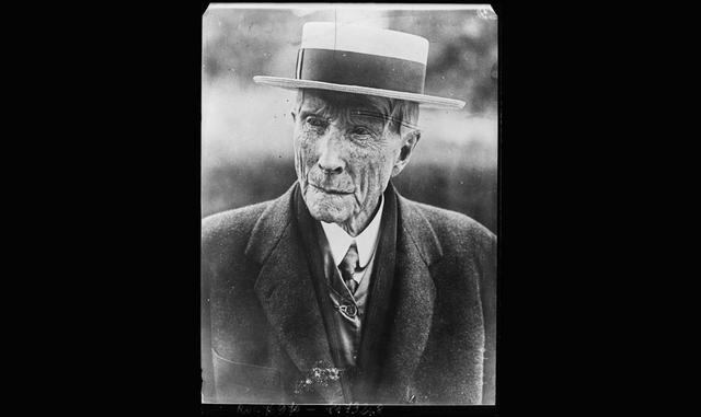 John D Rockefeller   – US$ 340 mil millones. John D. Rockefeller es el americano más rico que jamás haya existido. En el momento de su muerte en 1937, Rockefeller valía el equivalente de US$ 340 mil millones en dólares de hoy.
Su compañía, Standard Oil, dominó la producción de petróleo estadounidense y finalmente fue disuelta por el gobierno de los Estados Unidos por ser un monopolio. Standard Oil se dividió en compañías más pequeñas que probablemente reconozca hoy: Amoco, Chevron Conoco y ExxonMobil. Rockefeller fue el primer estadounidense en posser un patrimonio neto de más de US$ 1 mil millones
