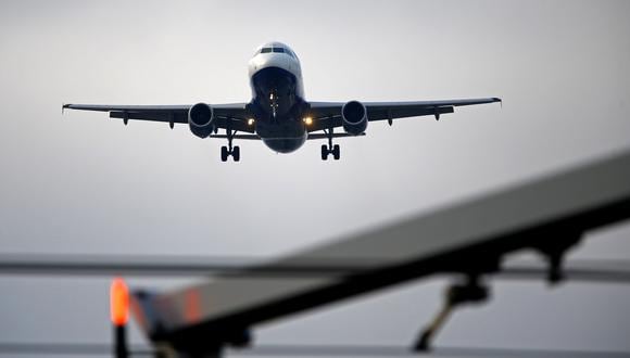 La Federación Internacional de Asociaciones de Pilotos de Líneas Aéreas dijo que en el último mes hubieron varios incidentes en los que las aeronaves llegaron con poco combustible debido a esperas no planificadas y desvíos por retrasos excesivos. (Foto: Pierre Albouy | Reuters)