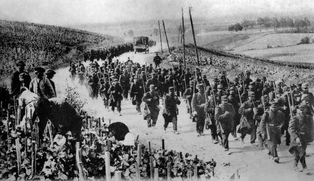 Batalla de Somme. Más de 400,000 muertos entre alemanes
y aliados en la batalla del Somme. No obstante, las ganancias territoriales fueron ínfimas en el enfrentamiento que se desarrolló de julio a noviembre de 1916.