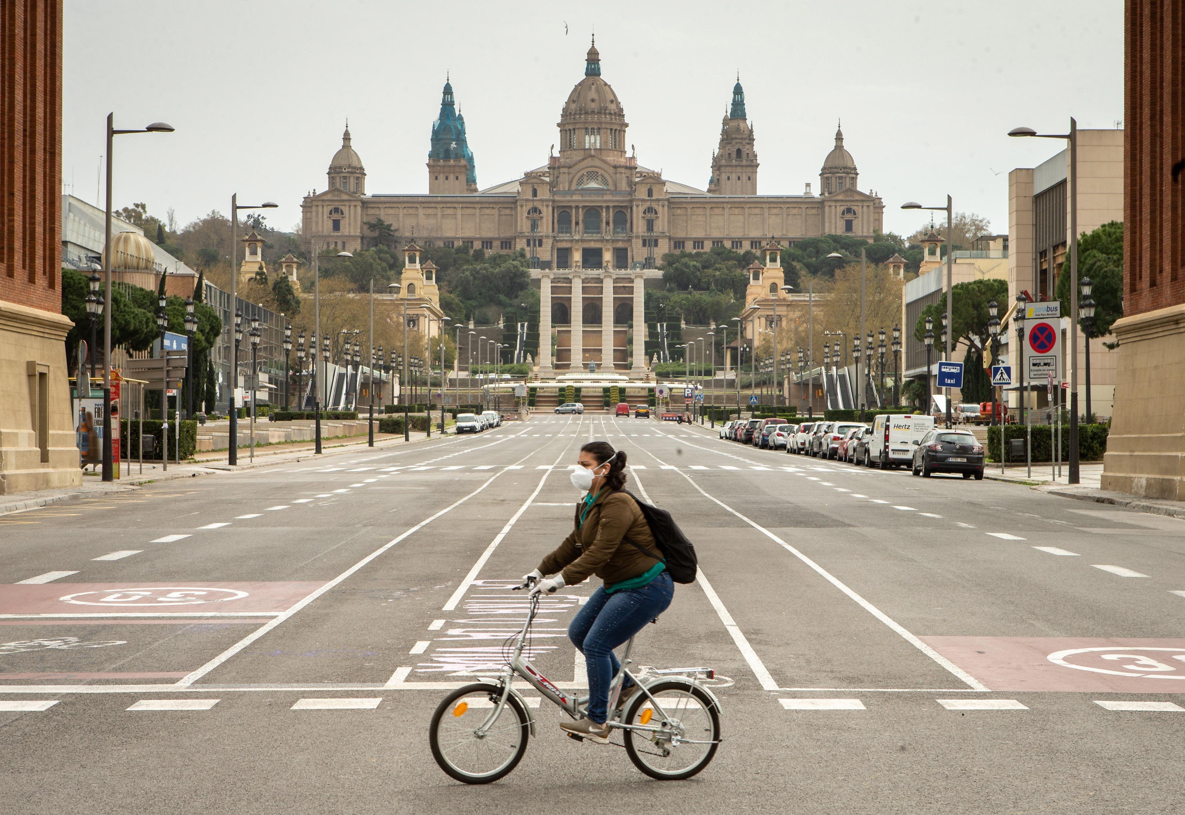 El estudio determina que se debe mantener una distancia de diez metros al correr o ir lento en bicicleta y de al menos veinte metros al ir rápido en bicicleta. (Foto: EFE)