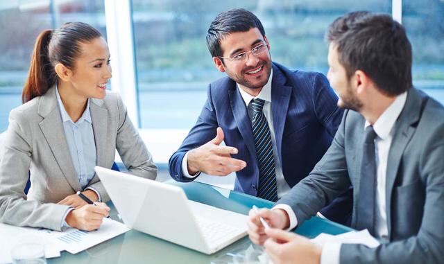 Sintonía con los empleados. Los administradores socialmente hábiles escuchan activamente a los demás y tienen en cuenta sus sentimientos. Por ello, son capaces de “sintonizar” las frecuencias de sus empleados y adaptarse a su enfoque para que coincida con