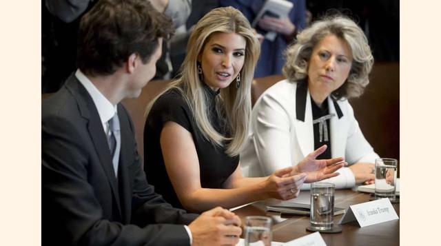 El primer ministro de Canadá, Justin Trudeau, conversando con Ivanka Trump y Dawn Farrell, director ejecutivo de TransAlta Corporation, durante una mesa redonda en la Casa Blanca, el 13 de febrero. (Foto: msn)