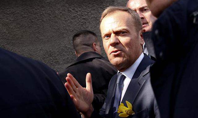 4. Donald Tusk, el ex primer ministro polaco que preside las cumbres de líderes europeos, tuiteó: "Felicitaciones a los franceses por elegir la libertad, igualdad y fraternidad por sobre la tiranía de las noticias falsas", en una aparente refere