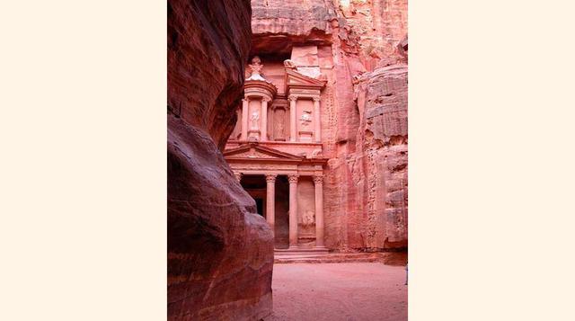 Petra (Jordania), Excavada por completo en las rocas, los nabateos convirtieron Petra en un importante enclave de paso.