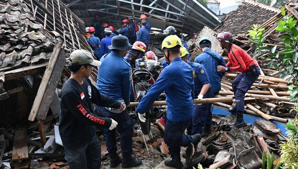 El personal de rescate retira una motocicleta mientras trabajan para encontrar a un niño desaparecido que se cree que está atrapado entre los escombros de una casa derrumbada en Cugenang en Cianjur, Java Occidental, el 24 de noviembre de 2022, luego de un terremoto de magnitud 5.6 el 21 de noviembre. (Foto de ADEKBERRY / AFP)