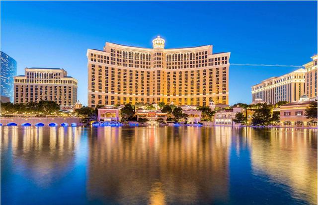 FOTO 14 | EL BELLAGIO, LAS VEGAS: 2.4 MIL MILLONES DE DÓLARES.
La factura total de la construcción del casino y complejo turístico Bellagio de MGM en Las Vegas alcanzó los 1,6 mil millones de dólares (£1,2 mil millones) en 1998, lo que equivale a alrededor de 2.4 mil millones de dólares (£1.7 mil millones) en dinero de hoy. El complejo cuenta con 3,950 habitaciones y acres de espacio de juego.