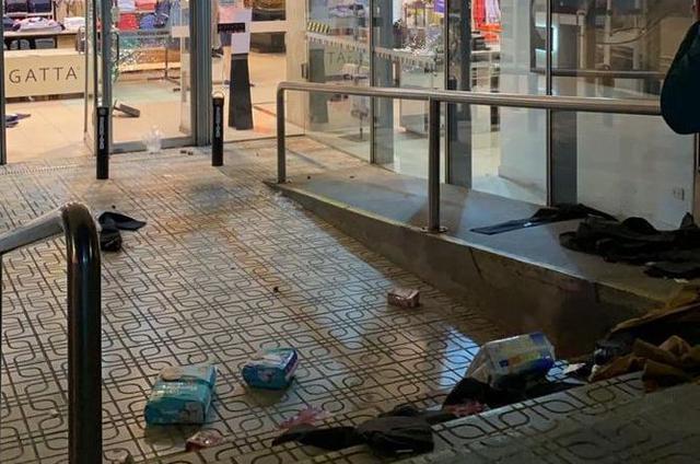 Los manifestantes también ingresaron a la tienda Ripley de Talca. (Foto: Twitter @emergencytalca)