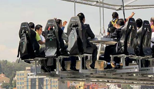 FOTO 11 | 11. Experiencias inolvidables. Vivir experiencias más allá de poseer bienes materiales es algo que esta generación busca cada vez más. Ellos valoran cada vez más el tiempo que pueden pasar con sus familias y buscan que éste sea memorable. Abre un negocio que saque de la rutina a tus clientes, por ejemplo comer a 45 metros de altura con una vista incomparable. Acércate a una red de franquicias que cuente con una idea que llame tu atención y emprende con un negocio único. Un ejemplo es Dinner in the Sky México, cuya franquicia cuesta 1 millón de pesos.