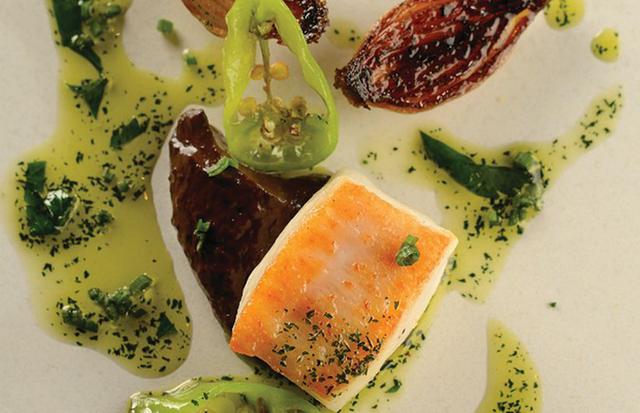 16. Restaurante "D.O.M." en Sao Paulo (Brasil). Pirarucu (Amazonian fish) con açaí berry y pimenta-de-cheiro (ají aromático) (Foto: Wellington Nemeth)