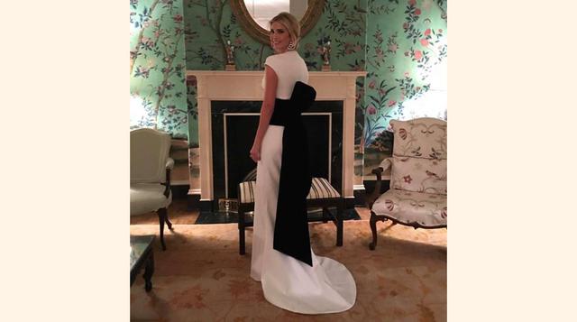Ivanka Trump, en la casa de invitados de la Casa Blanca, luciendo su 'look' para la cena previa a la investidura de Donald Trump, el pasado 20 de enero. (Foto: msn)