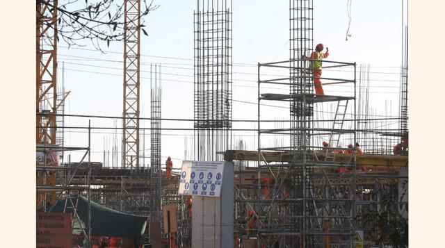Las causas frecuentes de retrasos que originan adendas son: expropiaciones, interferencias, atrasos en entrega de vías, puestas a punto de permisos, licencias municipales y permisos ambientales.