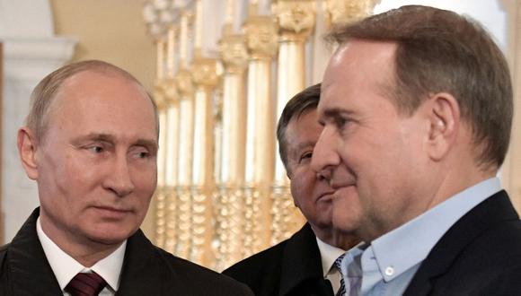Vladimir Putin (izquierda) y Viktor Medvedchuk (derecha) tienen una relación amical desde el 2002. (Foto: Alexey Nikolsky / AFP).