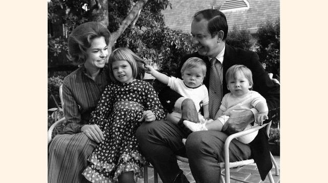 10. Sharon Disney se casó con Robert Brown, con quien adoptó a su hija Victoria. Tras el fin de ese matrimono, en 1968 Sharon se volvió a casar con Bill Lund, quien también llegó a formar parte de la compañía, y con quien tuvo a los gemelos Brad y Michell