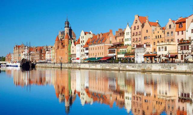 Gdansk (Polonia). Si la visitas te enamorarás de cada paso de su Ruta Real que vertebra todos grandes edificios de la ciudad, conociendo el paseo del muelle así como toda la herencia de su pasado mercantil. Y siempre con ese naranja en la retina, como si 