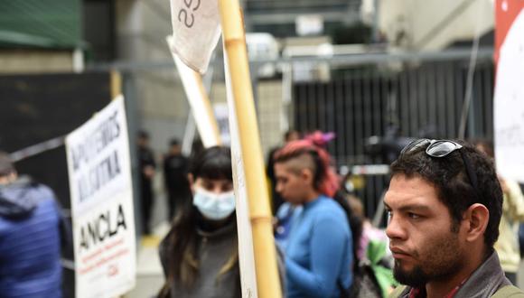 Manifestantes y trabajadores se reúnen frente al Ministerio de Trabajo, hoy, en Buenos Aires (Argentina), para aguardar el resultado de las negociaciones entre el sindicato SUTNA (Sindicato Único del Trabajadores del Neumático Argentino) y empresarios del sector. (Foto de EFE/ Matías Campaya)