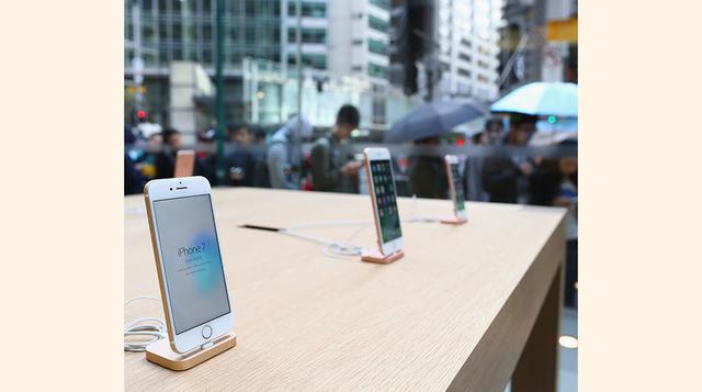 Encuentra vuelos. Puede verificar fácilmente el estado de un vuelo preguntándole a Siri. Otra cosa divertida que Siri puede hacer es dar información sobre los aviones que están volando sobre usted en ese momento. (Foto: Forbes)