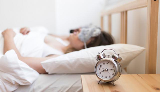 FOTO 6 | RESPETA LAS HORAS DE SUEÑO

Recordar que hay que dormir entre 7 y 9 horas diarias es como un clásico, algo que todos sabemos pero que pocas veces cumplimos. La calidad de las horas que dediques a dormir es directamente proporcional a la calidad del trabajo que vas a realizar al día siguiente. Por eso, para ser más productivos es fundamental estar bien descansados. (Foto: Freepik)