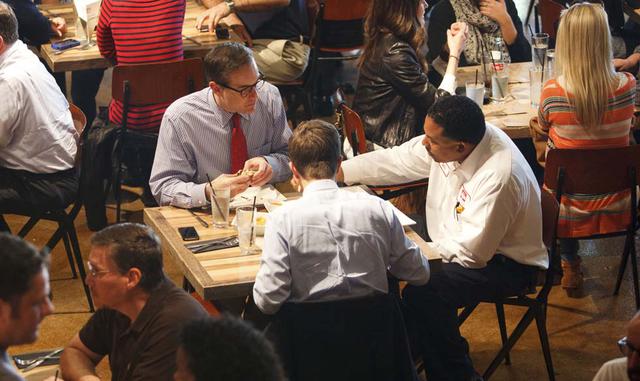 Foto 4 | Disfruta de la riqueza. Para llegar a ser rico, primero debes aprender acerca de la riqueza. Esto significa que debes ponerte en situaciones en las que nunca has estado. Por ejemplo, puedes conducir un coche nuevo, conseguir un agente de bienes r