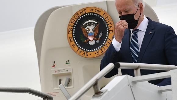 El Gobierno de Biden ha discutido con las compañías aéreas estadounidenses sobre quién tuvo la culpa de cientos de miles de interrupciones de vuelos el año pasado. (Photo by MANDEL NGAN / AFP)