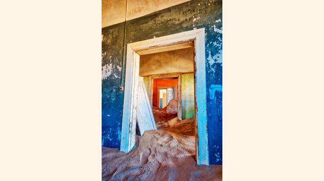 FOTO 7 | Kolmanskop - Namibia, fue construida expresamente por los alemanes para explotar las minas de diamantes que se encontraban en la zona.Una vez se agotaron las existencias, el pueblo quedó abandonado.