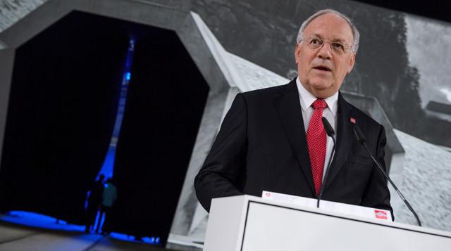 El presidente suizo Johann Schneider-Ammann pronuncia el discurso de inauguración del túnel. (Foto: AFP)