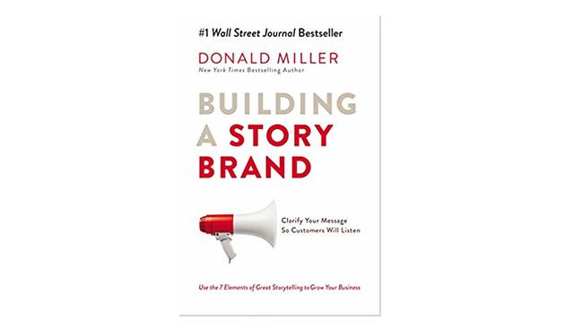 FOTO 13 | 13. Building a StoryBrand: Clarify Your Message So Customers Will Listen, de Donald Miller. Ya sea que quieras dirigirte al director de una empresa multimillonaria o al dueño de un pequeño negocio, este libro transformará para siempre el valor único que le das a tus clientes. El proceso de la StoryBrand es la solución del autor para ayudar a los negocios a clarificar sus mensajes publicitarios para conectar con los clientes. Miller se enfoca en 7 puntos universales de la historia a los que toda la gente responde y que impulsarán las compras de tu producto.