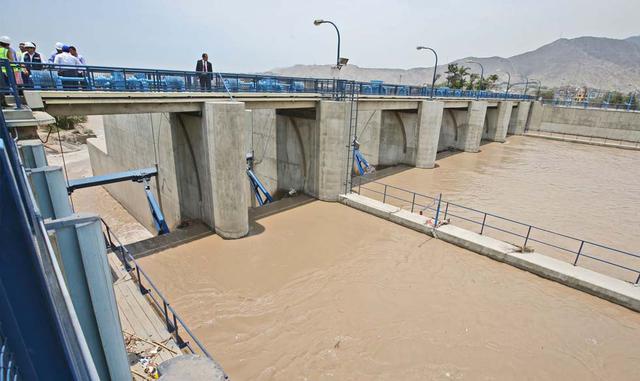 FOTO 6 | Personal de empresas que brindan servicios de abastecimiento de agua.