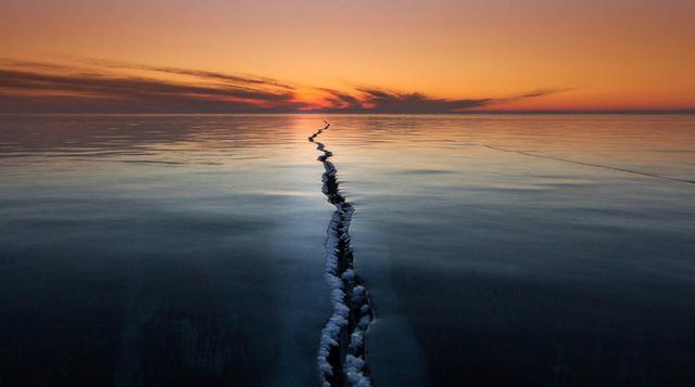 Cracking the Surface, Lago Baikal, Rusia – Fotografía de Alexey Trofimov.