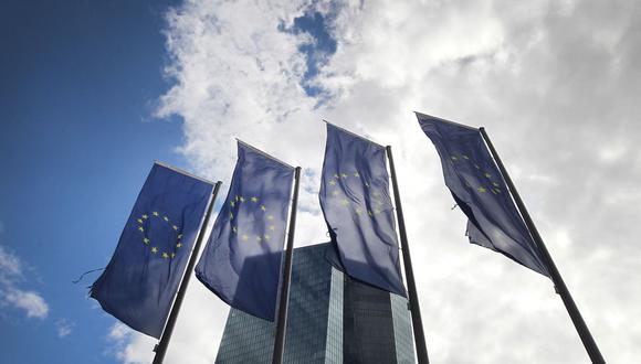 Las banderas de Europa ondean frente a la sede del Banco Central Europeo (BCE) antes de la conferencia de prensa del consejo de gobierno del banco luego de su reunión en Frankfurt am Main, Alemania occidental, el 8 de septiembre de 2022. (Foto de Daniel ROLAND / AFP)
