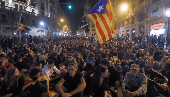El socialista Pedro Sánchez se desplazó a la capital catalana para apoyar en persona a las fuerzas del orden y visitar a los agentes heridos en las algaradas. (Foto: AFP)