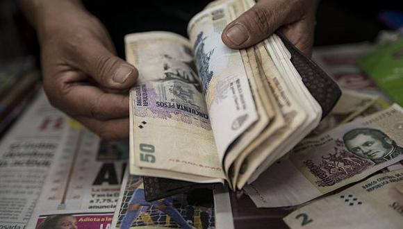 El Gobierno argentino prohibió a las empresas comprar dólares con fines de atesoramiento y acortó los plazos para que los exportadores liquiden en el mercado local las divisas que obtienen por sus operaciones. (AFP)
