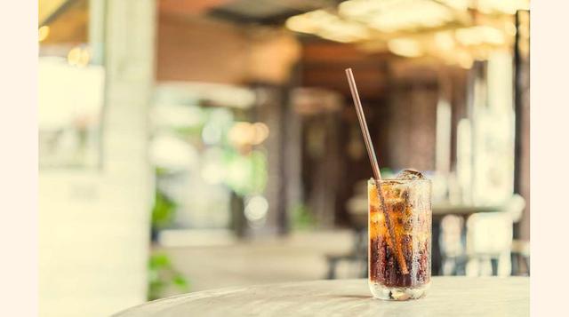 FOTO 2 | Un día, John Stith Pemberton (un farmacéutico de Atlanta) adicto a la morfina, decide inventar una medicina que lo ayudara a superar su dependencia.Es un jarabe a base de extracto de semilla de cola, de cafeína, de hojas de coca, de extractos veg