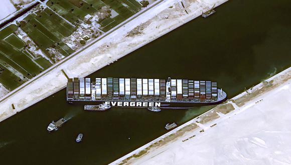 El Ever Given está impidiendo el tráfico por el Canal de Suez en ambas direcciones. (Foto: AFP).