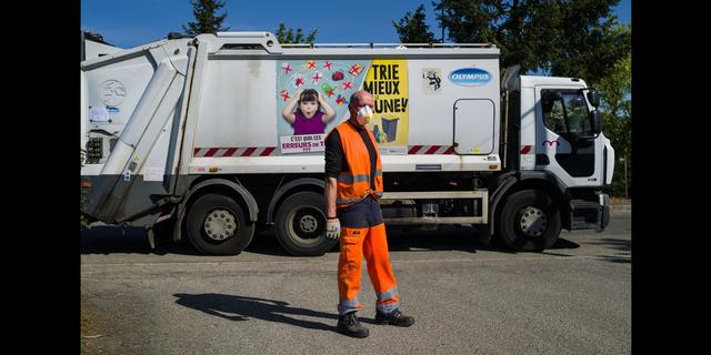 FOTO 13 | Francia. Un recolector de basura posa junto a su camión en Malhouse. El turno de Thierry Pauly, de 54 años, termina antes para evitar la agrupación de personas en el depósito. Sus medidas de seguridad contra el Covid-19 incluyen cubrebocas y gel antibacterial junto con el equipo estándar. Pauly toma su trabajo con conciencia profesional y para él sigue siendo un deber. Foto Afp / Sébastien Bozon
